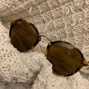 Worn ray bans tortoise shell pattern - rounded